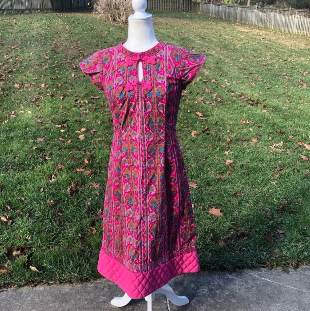 Vintage 60s pink psychadelic cotton midi dress quilted frog closures keyhole S M